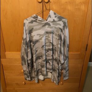 CUTE OVERSIZED CAMO HOODED TOP XS/S